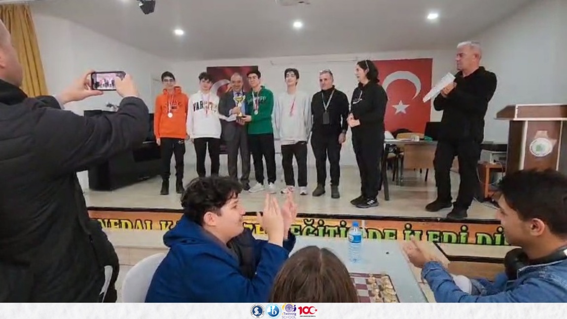 Petrol Ofisi İstanbul Okul Spor Kulüpleri Ligi Beşiktaş İlçesi Satranç Turnuvası'nda Yapılan Maçta Okulumuz Satranç Takımı Olarak 2. Olduk