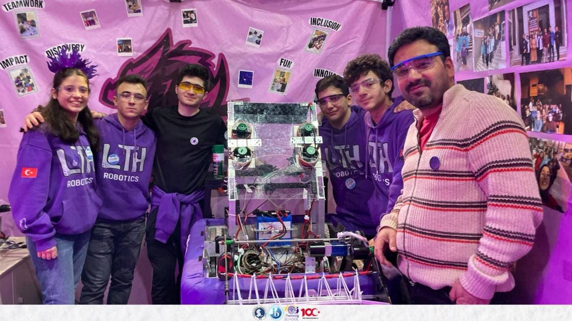 Robotik Kulübü Öğrencilerimiz FIRST Robotics Competitonda Geçirdikleri Birinci Günlerinde Deneme Maçlarını Başarılı Bir Şekilde Tamamladılar