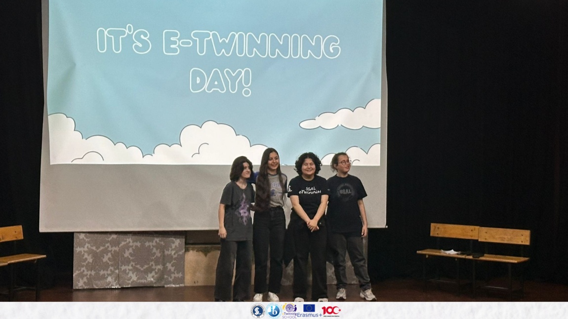 Öğrencilerimiz e-Twinning Gününü Hazırlık Sınıflarına Yaptıkları Sunumla Kutladılar